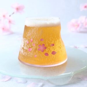 冷感櫻舞富士山寶永杯倒入冰啤酒時氣泡出現在山形杯上方